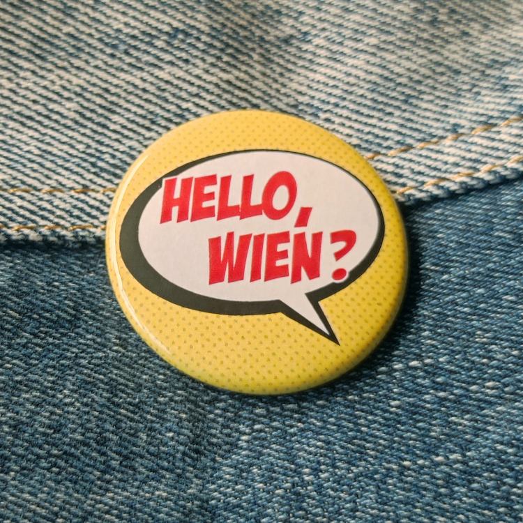 Ansteckbutton Hello Wien? auf Jeans